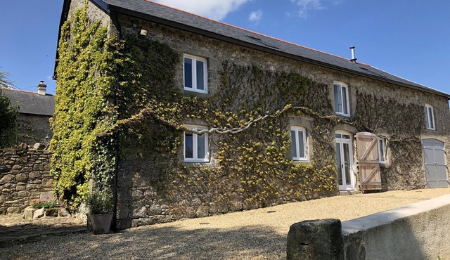 DISHCOMBE COTTAGE, pet friendly, with open fire in Sticklepath