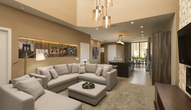 Disney Area! 4 B/R Spacious Townhouse, Free Parking, Wi-Fi Shared Pool