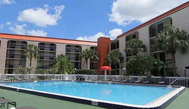 Disney Group Getaway! 2 Comfy Units, Close to Universal! Pool, Breakfast.