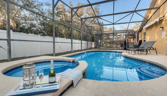 Disney home- Private Pool&Hot Tub! 4b/3ba, 7 beds! Close to all the parks!
