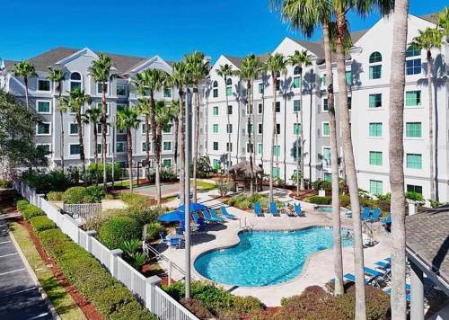 Disney near Family Apartment Pool view Free parks shuttle