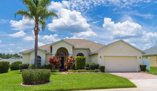 'Disney Villa' our Beautiful Villa with Large Sunny sun trap Pool deck with Spa