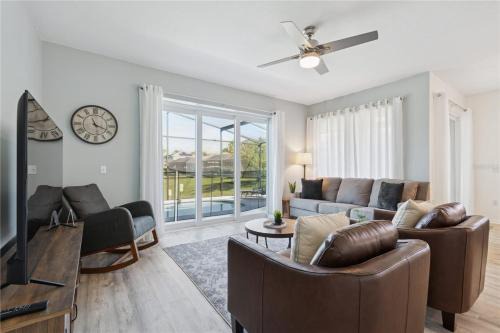 Disney World, Universal Epic Waterfront Modern Home - Private Pool And Game Room
