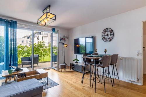 DisneyLand 13min - KingSize Bed - Private Parking - Terrace - Calm Village