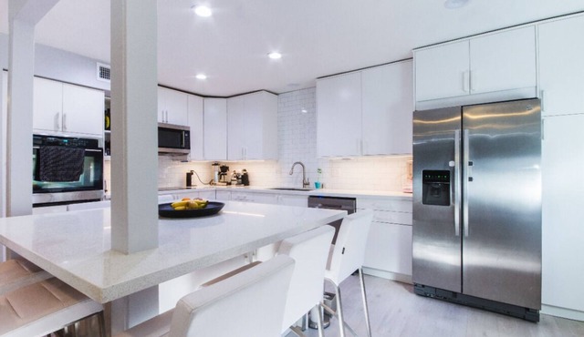 Disneyland Family home near Beach & Walk to zoo. Super central.