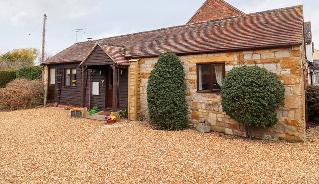 DISTILLERS COTTAGE, pet friendly, with open fire in Blackwell