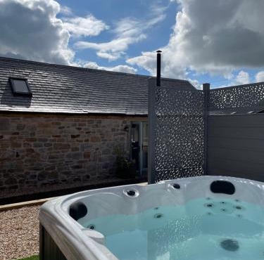 Distillers Cottage, Peaceful rural retreat in Lanarkshire, onsite craft distillery, hot tub, bbq hut, central for exploring Scotland