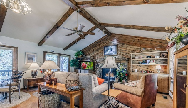 'Distinct stay' guaranteed at Lone Pine! Pet friendly
