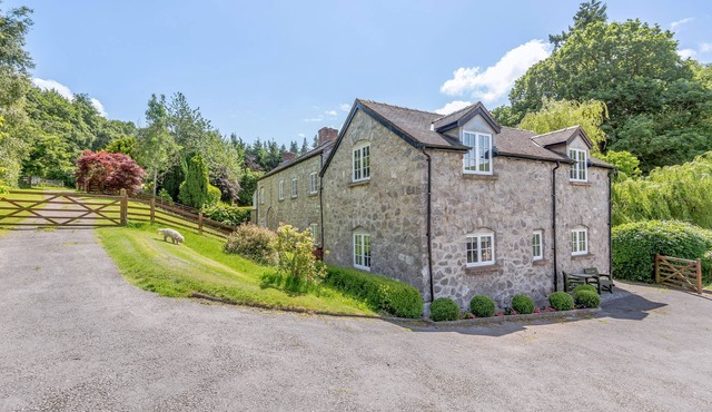 DISTYLL, pet friendly, with a garden in Ruthin