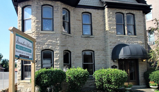 Ditch the Hotel & Enjoy The Brownstone Flat of Uniontown