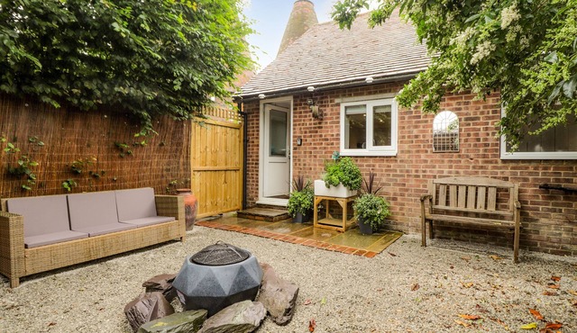 DITSYS DEN, pet friendly, with a garden in Paddock Wood, Kent