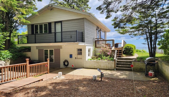 Dive into "SurfDaze": A Lakeside Haven on Lake Michigan
