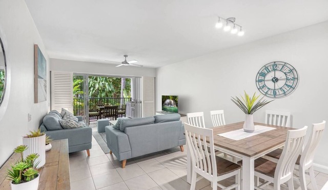 Dive Straight in from this Breezy Poolside Oasis