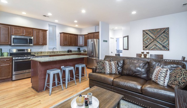 Diversey #1 - Lincoln Park Living: 5 Queen Beds / 2 FULL Bathroom