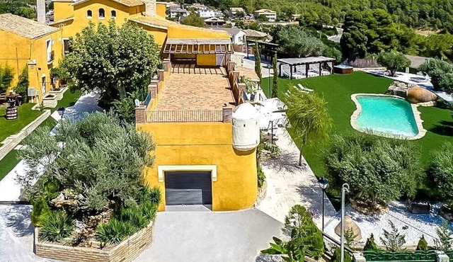 Divine and Delightful for 24 guests 12km to Sitges
