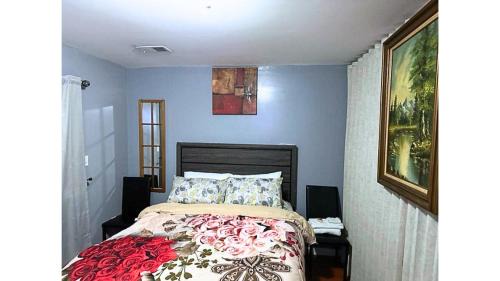 Divine Guest House Room D. 6mins near EWR NEWARK Airport, 4mins to Penn Station / Prudential