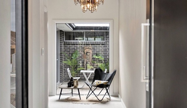 Divine on Dudley - Modern Home in Excellent Location