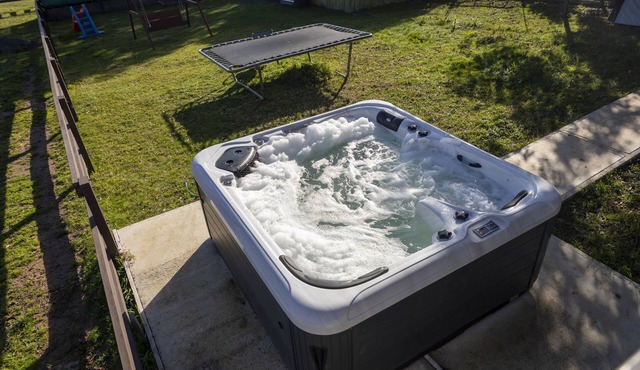 Dixieland Estate - Country Retreat with Hot Tub + Games Room