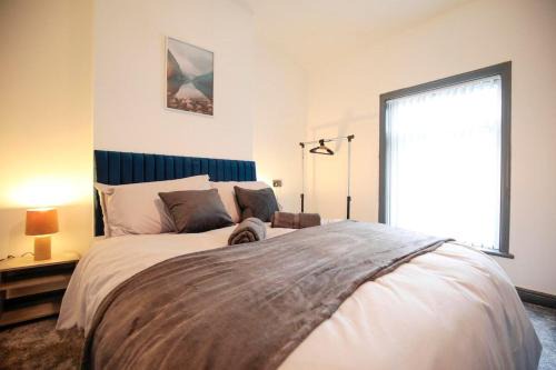 Dixon House, Sleeps 6, Free Parking, Long or Short Stays - by NMB Property