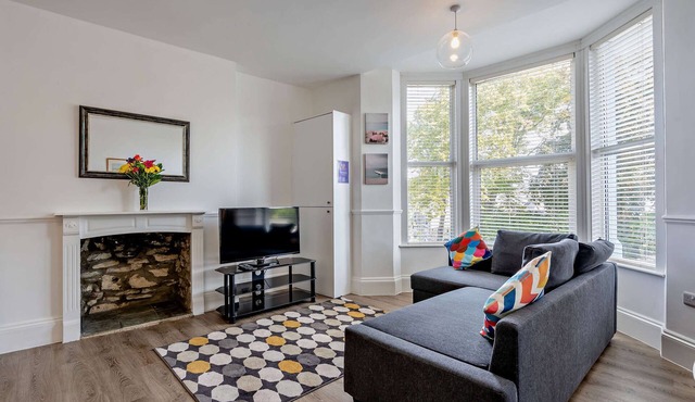 Dizzy Lows Modern 1 Bedroom Swanage Apartment with Bay Views