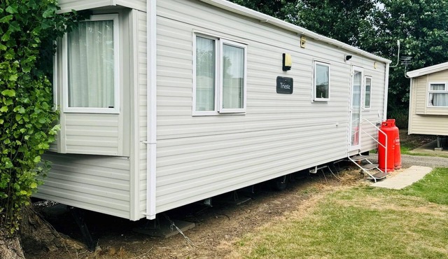DJD's Place Felixstowe Beach Caravan Sleeps 6 WIFI Pet Friendly