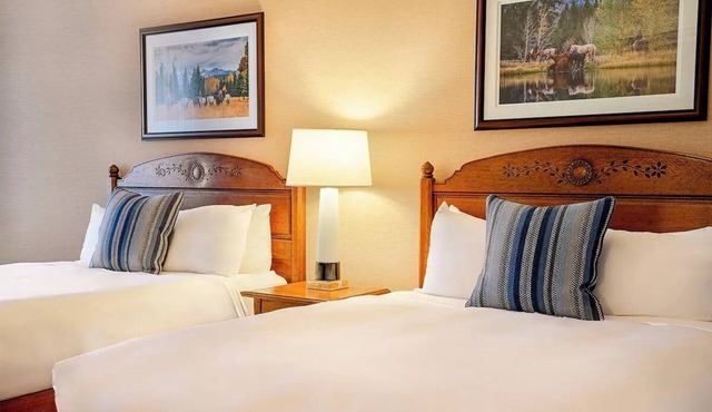 Dlx 2 Queen | Little America | High Plains Oasis + Golf Moments | 2 Units