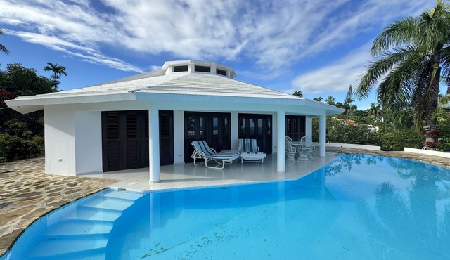 Shell House a unique bungalow with 14m pool and sea view