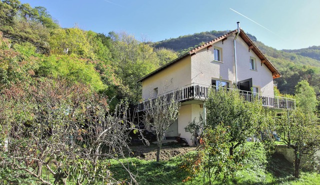 Do you dream of peace and closeness to nature? Then this fantastically located vacation home with pa