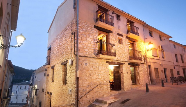 Do you need to take a break between mountains in a charming village in Alicante?