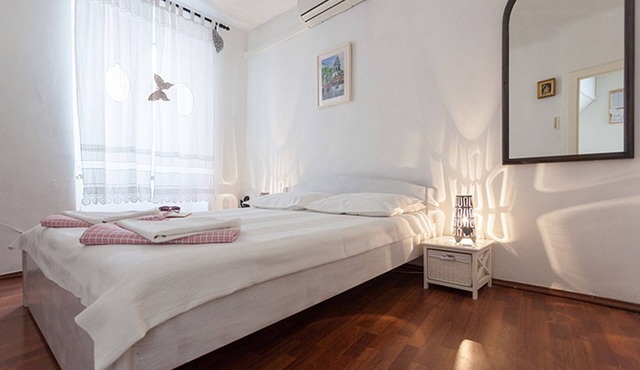 Do you want to fully enjoy Old Town ? Mara apt quiet and next to citty walls