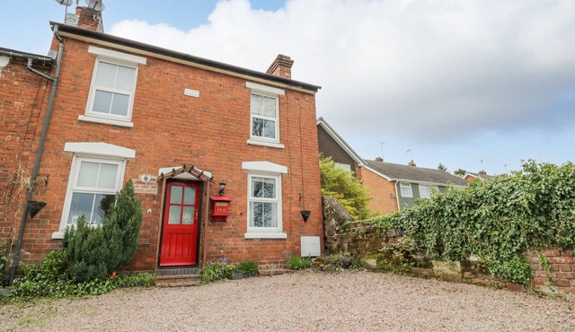 DOBBIES DEN, pet friendly, with a garden in Bewdley