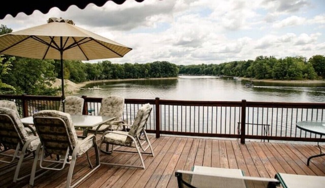 Doc's Lake House Lakefront