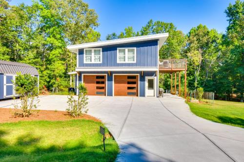 Dock Access and Patio! Waterfront Apt in Hartwell