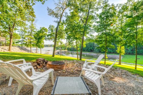 Dock and Deck at Kentucky Lake Family Retreat!