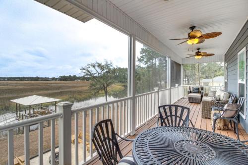 Dock and Fire Pit Waterfront Midway Retreat!
