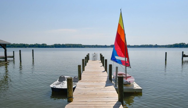 Dock+Boats+Firepit: Game Theme Waterfront Retreat