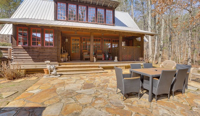 Dock, Canoe & Patio: Lakeside Cottage in Alabama