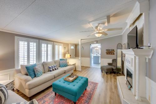 Dock, Deck and Kayaks Home on Cedar Creek Reservoir
