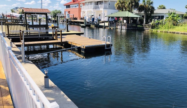 DOCK*DEEP WATER ACCESS BBQ, 3 TVs*FREE WIFI.