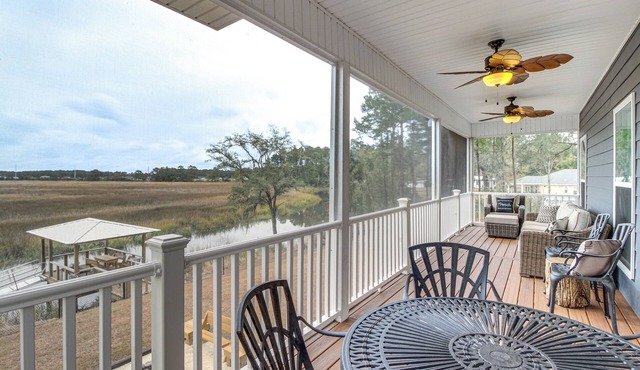 Dock & Fire Pit: Waterfront Midway Retreat!