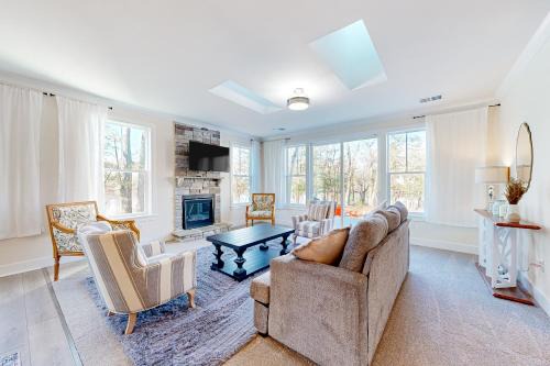 Dock, Game Room! Riverfront Retreat in Seaford