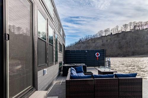 Dock Holiday - A Unique Floating House on Lake Cumberland