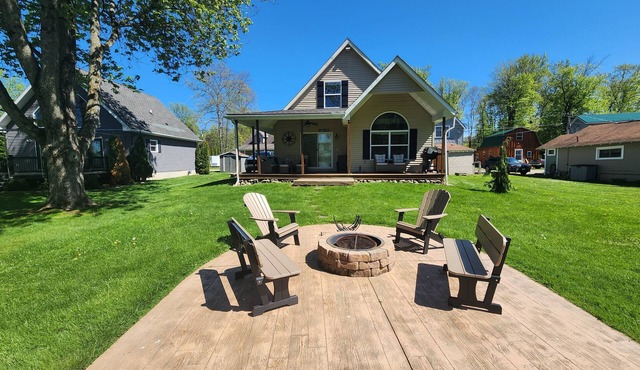 Dock Holiday- Charming King Suite, 2BRM with WiFi, AC in beautiful Ashville