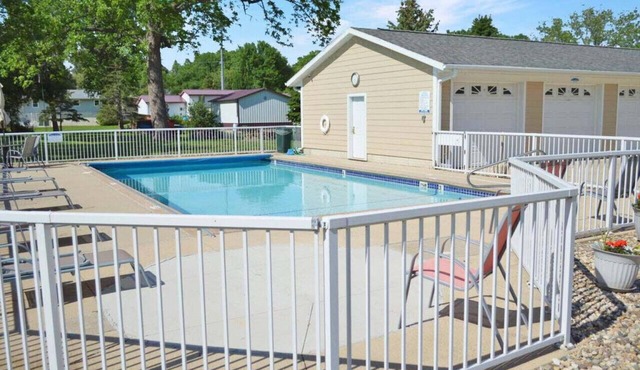 Dock Holiday on Upper Gar Lake with Outdoor Pool