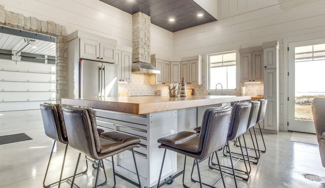 Dock & Panoramic Bay Views: Oconto Retreat!