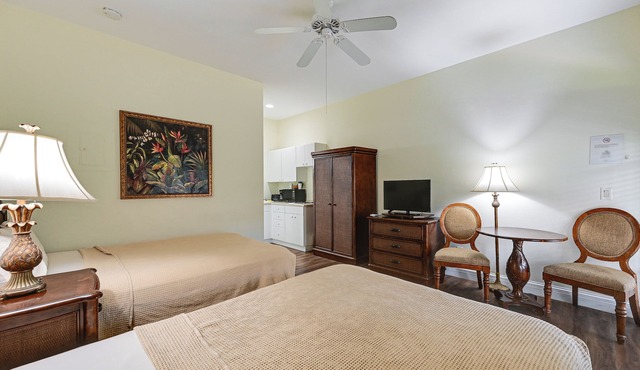 Dock, Pool & Tennis Courts: Naples Resort Retreat!