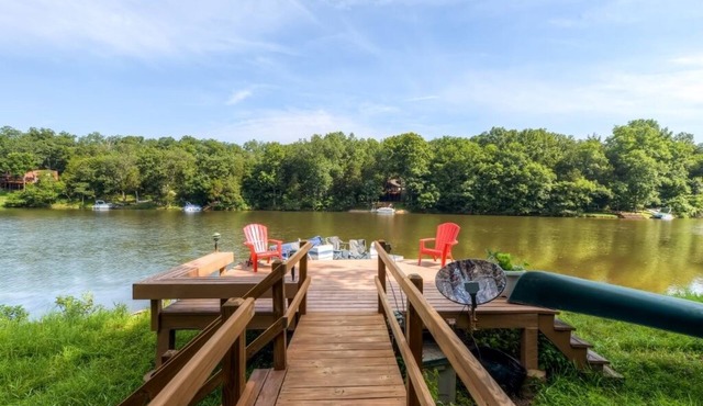 Dock & Resort Perks: Quiet Lakefront Cottage