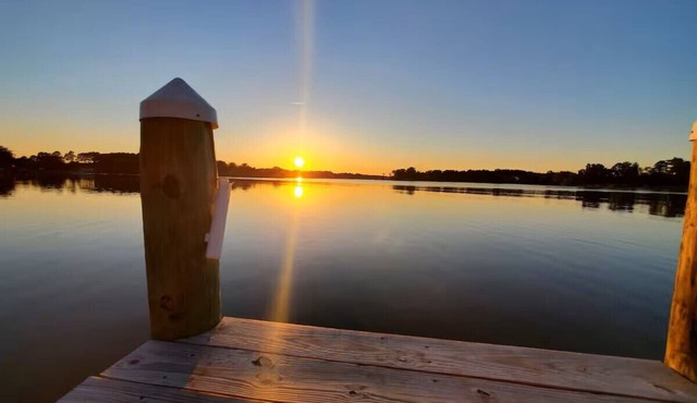 " DOCK TALES" Sunset Views, Private Dock, Kayaks & FUN on Little Wicomico River!