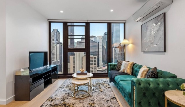 Docklands Gem, W/Balcony, Parking, Pool, Sauna & Gym!