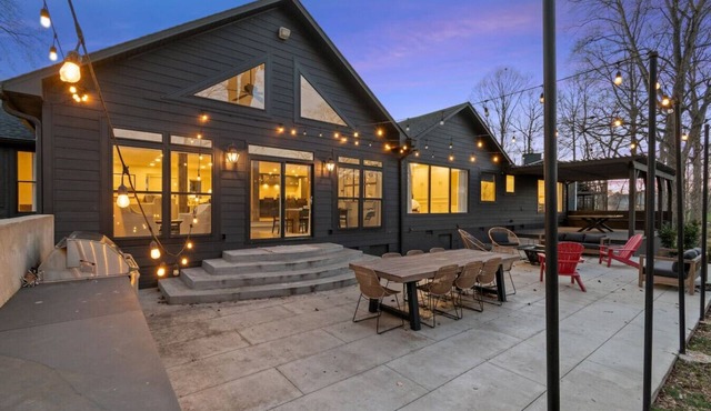 Dockside Bliss w/Beautiful Views, Rare Flat Lot, Kayaks, Fire Pit